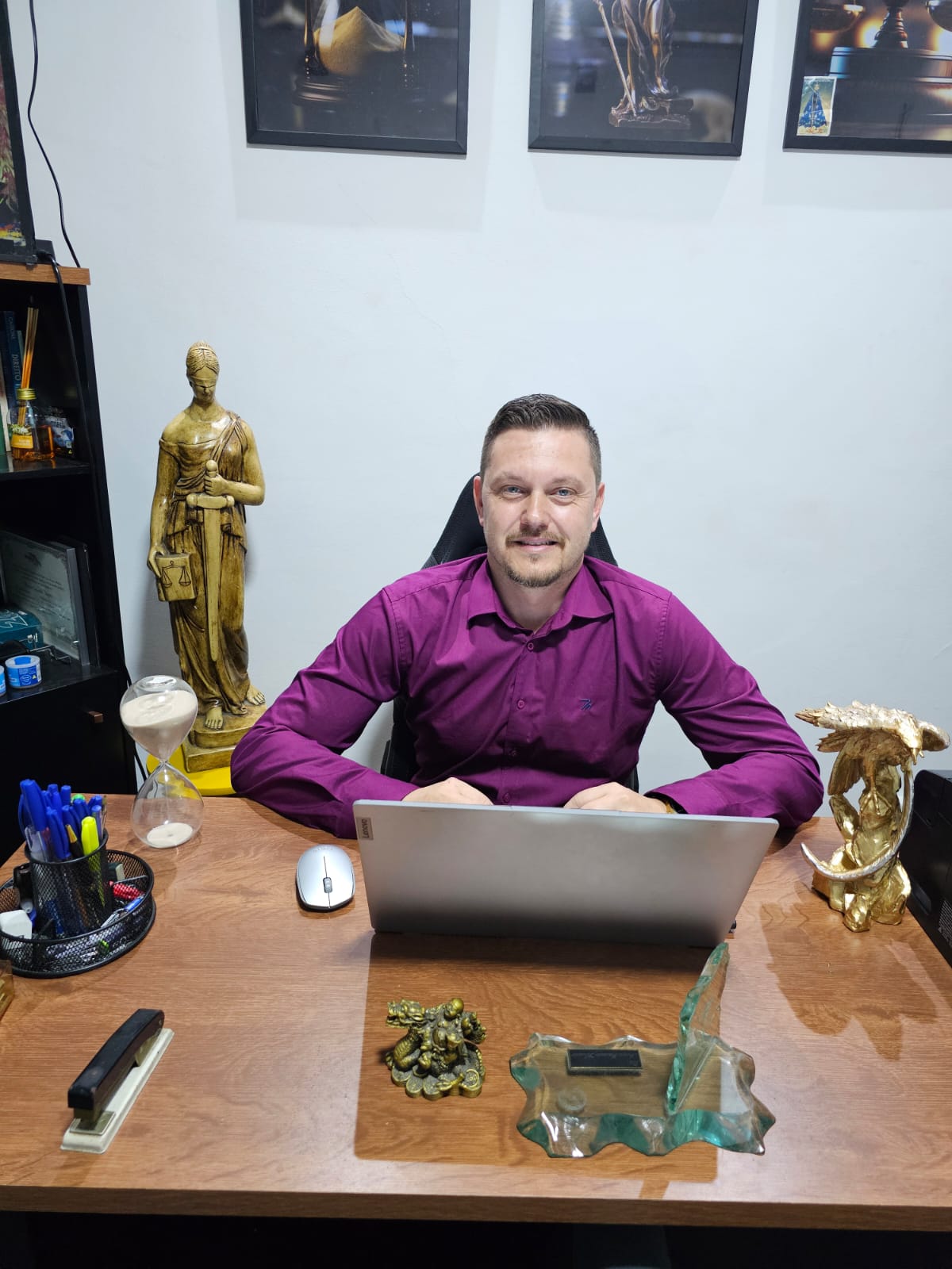 Marcos Eduardo Viveiro em seu escritório